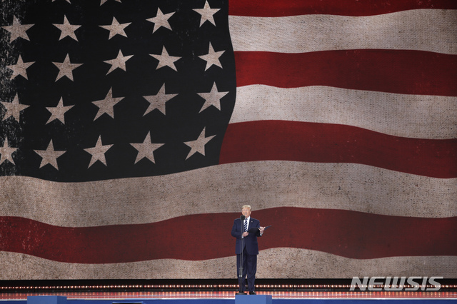 루즈벨트 대통령 방송 기도문 낭독하는 트럼프 대통령&nbsp; AP