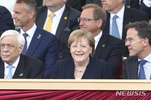 앙겔라 메르켈 총리와 마크 뤼테 네덜란드 총리(오른쪽)&nbsp;&nbsp; AP