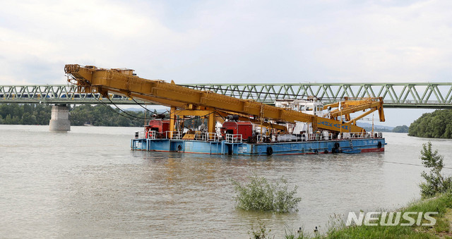 【부다페스트(헝가리)=뉴시스】추상철 기자 = 유람선 인양작업에 동원될 인양선이 5일 오후(현지시각) 헝가리 부다페스트 다뉴브강 사고현장으로 부터 상류에 정박해 있다. 2019.06.05.&nbsp;&nbsp; scchoo@newsis.com