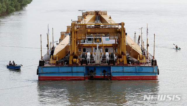 【부다페스트(헝가리)=뉴시스】추상철 기자 = 유람선 인양작업에 동원될 대형 크레인 '아담 클라크'가 5일 오후(현지시각) 헝가리 부다페스트 다뉴브강 상류에 정박해 있다. 2019.06.05. scchoo@newsis.com