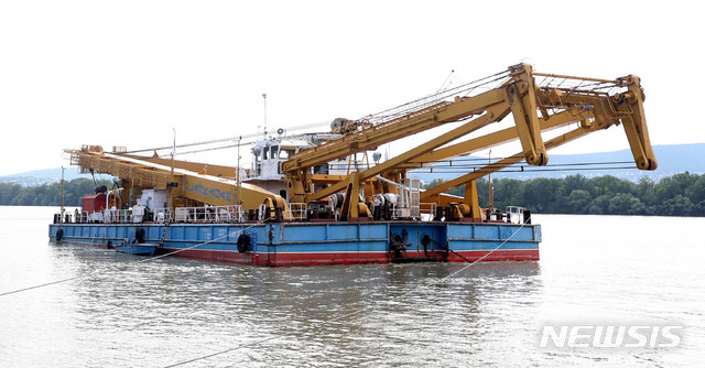 【부다페스트(헝가리)=뉴시스】추상철 기자 = 유람선 인양작업에 동원될 인양선이 5일 오후(현지시각) 헝가리 부다페스트 다뉴브강 사고현장으로 부터 상류에 정박해 있다. 2019.06.05.&nbsp; scchoo@newsis.com