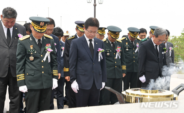 【안동=뉴시스】 6일 국립영천호국원에서 제64회 현충일 추념식이 진행되고 있다. 2019.06.06 (사진=경북도 제공)