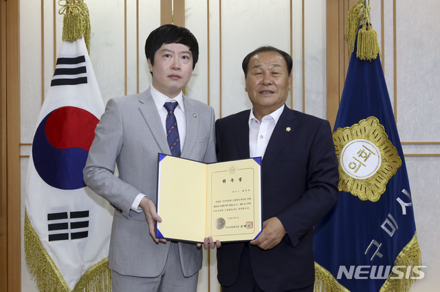 김태근 구미시의회 의장이 강주오(왼쪽) 고문변호사에게 위촉장을 주고 있다 (사진=구미시의회 제공)