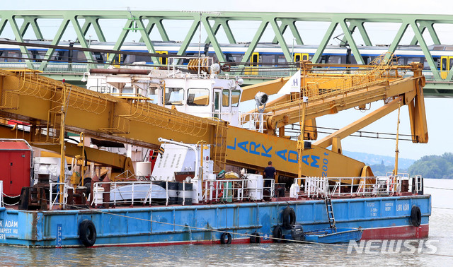 【부다페스트(헝가리)=뉴시스】추상철 기자 = 유람선 인양작업에 동원될 대형 크레인 '아담 클라크'가 지난 5일 오후(현지시각) 헝가리 부다페스트 다뉴브강 사고현장으로 부터 상류에 정박해 있다. 2019.06.05. scchoo@newsis.com