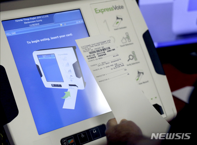 [AP/뉴시스] 2016년 러 대선개입 문제로 수사를 받은 노스 캐롤라이나주가 다음 해에 도입한 투표소용 전자투표기. 전산전문가들은 2016년 대선 당시 러시아군 해커 팀이 노스 캐롤라이나 투표소의 전자 장비들을 해킹한 사실을 뒤늦게 밝혀냈다.