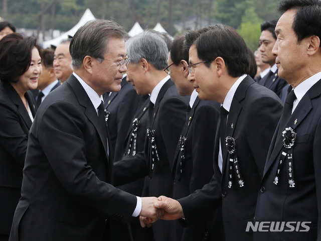 【서울=뉴시스】전신 기자 = 문재인 대통령이 6일 서울 동작구 국립서울현충원에서 열린 제64회 현충일 추념식에 참석하며 자유한국당 황교안 대표와 인사하고 있다. 2019.06.06. photo1006@newsis.com