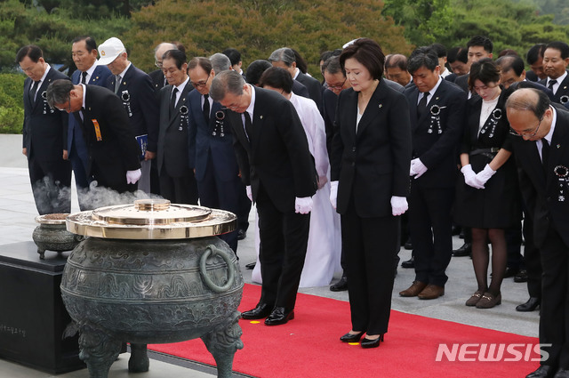 【서울=뉴시스】전신 기자 = 문재인 대통령과 김정숙 여사가 6일 서울 동작구 국립서울현충원에서 열린 제64회 현충일 추념식에서 내빈들과 순국선열에 대한 참배를 하고 있다. 2019.06.06. photo1006@newsis.com