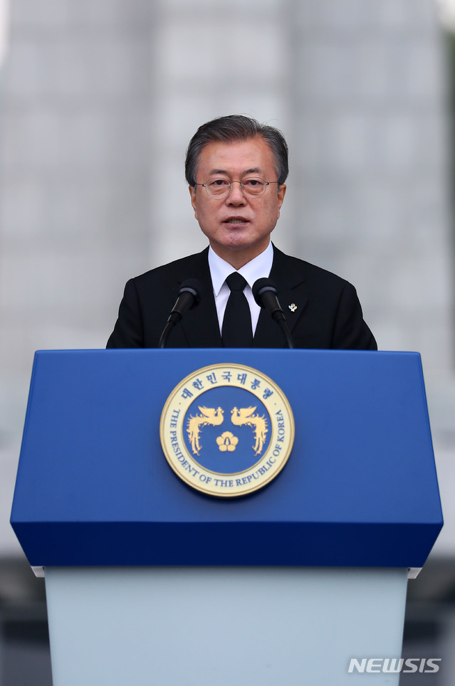 【서울=뉴시스】전신 기자 = 문재인 대통령이 6일 오전 서울 동작구 국립서울현충원에서 열린 제64회 현충일 추념식에서 추념사를 하고 있다. 2019.06.06. photo1006@newsis.com