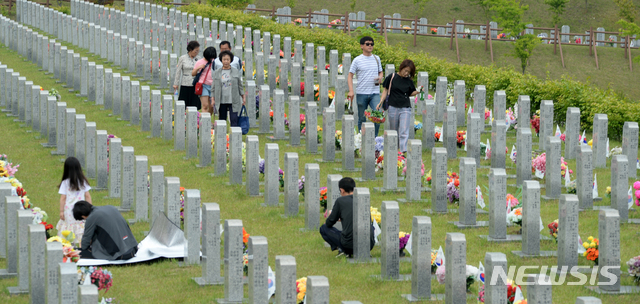 【임실=뉴시스】 김얼 기자= 제64회 현충일인 6일 전북 임실군 국립임실호국원에서 추모를 하기 위해 온 유가족들로 가득하다. 2019.06.06. pmkeul@newsis.com