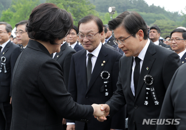 【서울=뉴시스】전신 기자 = 문재인 대통령 부인 김정숙 여사가 6일 서울 동작구 국립서울현충원에서 열린 제64회 현충일 추념식에 참석하며 자유한국당 황교안 대표와 인사하고 있다. 2019.06.06. photo1006@newsis.com