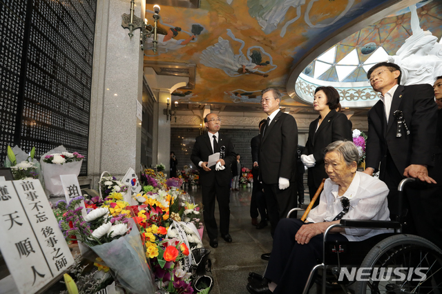 【서울=뉴시스】전신 기자 = 문재인 대통령과 부인 김정숙 여사가 6일 서울 동작구 국립서울현충원에서 열린 제64회 현충일 추념식을 마친 후 재일학도의용군 및 애국지사 위패를 살펴보고 있다. 2019.06.06. photo1006@newsis.com