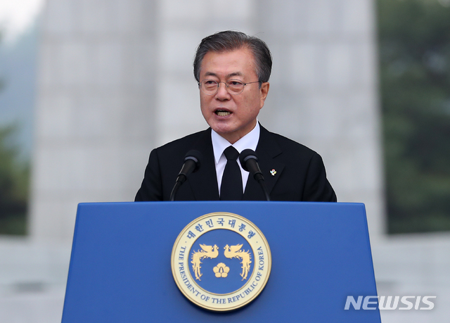 【서울=뉴시스】전신 기자 = 문재인 대통령이 6일 서울 동작구 국립서울현충원에서 열린 제64회 현충일 추념식에서 추념사하고 있다. 2019.06.06. photo1006@newsis.com