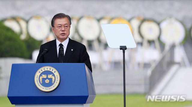 【서울=뉴시스】전신 기자 = 문재인 대통령이 6일 서울 동작구 국립서울현충원에서 열린 제64회 현충일 추념식에서 추념사하고 있다. 2019.06.06. photo1006@newsis.com