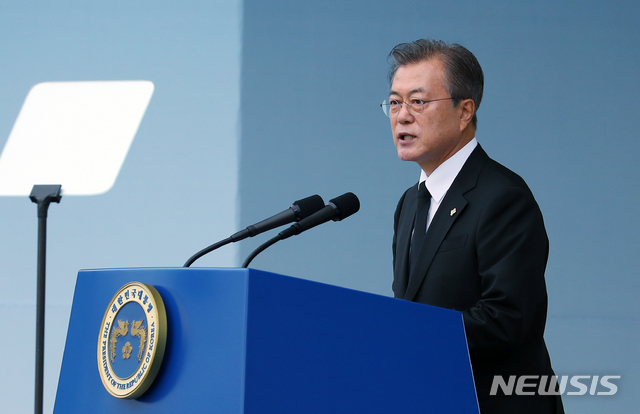 【서울=뉴시스】전신 기자 = 문재인 대통령이 6일 서울 동작구 국립서울현충원에서 열린 제64회 현충일 추념식에서 추념사하고 있다. 2019.06.06. photo1006@newsis.com