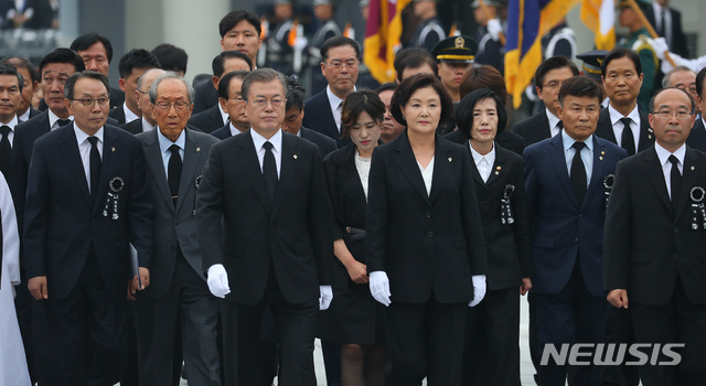 【서울=뉴시스】전신 기자 = 문재인 대통령과 부인 김정숙 여사가 6일 서울 동작구 국립서울현충원에서 열린 제64회 현충일 추념식에서 현충탑 분향 및 헌화를 위해 이동하고 있다. 2019.06.06. photo1006@newsis.com