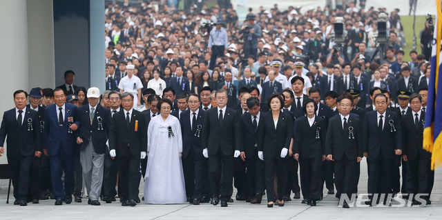 【서울=뉴시스】전신 기자 = 문재인 대통령과 부인 김정숙 여사가 6일 서울 동작구 국립서울현충원에서 열린 제64회 현충일 추념식에서 현충탑 분향 및 헌화를 위해 이동하고 있다. 2019.06.06. photo1006@newsis.com