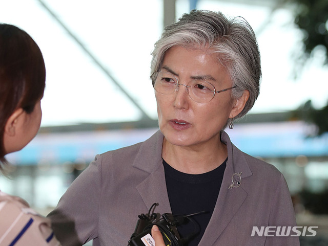 【인천공항=뉴시스】김진아 기자 = 강경화 외교부 장관이 국제회의 참석차 슬로바키아를 방문하기 위해 6일 인천국제공항에서 출국하던 중 취재진의 질문에 답하고 있다. 강 장관은 출장 중 헝가리 외교장관과 일주일 만에 다시 만나 다뉴브강 유람선 침몰 사고 수습 방안을 논의할 예정이다. 2019.06.06.&nbsp;&nbsp; bluesoda@newsis.com 