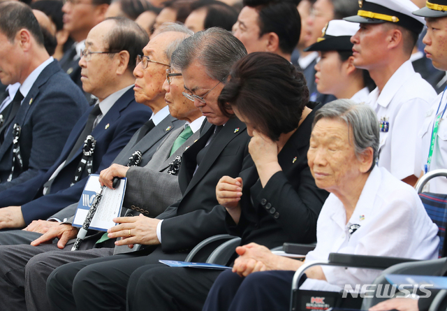 【서울=뉴시스】전신 기자 = 문재인 대통령과 부인 김정숙 여사가 6일 서울 동작구 국립서울현충원에서 열린 제64회 현충일 추념식에서 고 성복환 일병 배우자 김차희씨의 '당신을 기다리며 보낸 세월' 편지를 듣고 있다. 2019.06.06. photo1006@newsis.com