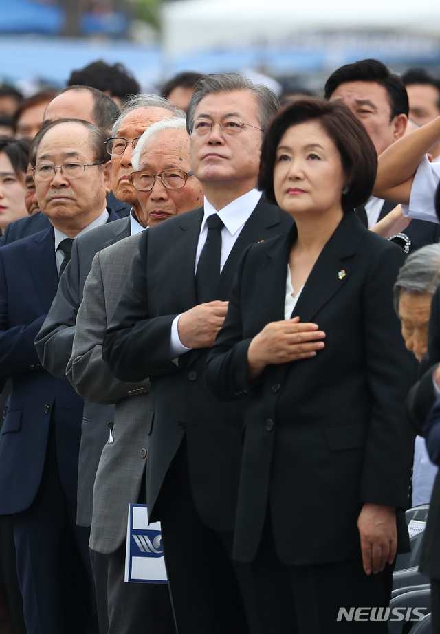 【서울=뉴시스】전신 기자 = 문재인 대통령과 부인 김정숙 여사가 6일 서울 동작구 국립서울현충원에서 열린 제64회 현충일 추념식에서 국기에 경례하고 있다. 2019.06.06. photo1006@newsis.com