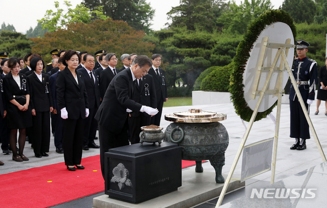 【서울=뉴시스】전신 기자 = 문재인 대통령이 6일 서울 동작구 국립서울현충원에서 열린 제64회 현충일 추념식에서 현충탑에 분향하고 있다. 2019.06.06. photo1006@newsis.com