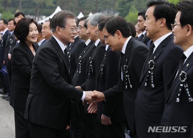 【서울=뉴시스】전신 기자 = 문재인 대통령이 6일 서울 동작구 국립서울현충원에서 열린 제64회 현충일 추념식에 입장하며 자유한국당 황교안 대표와 인사하고 있다. 2019.06.06.&nbsp; photo1006@newsis.com