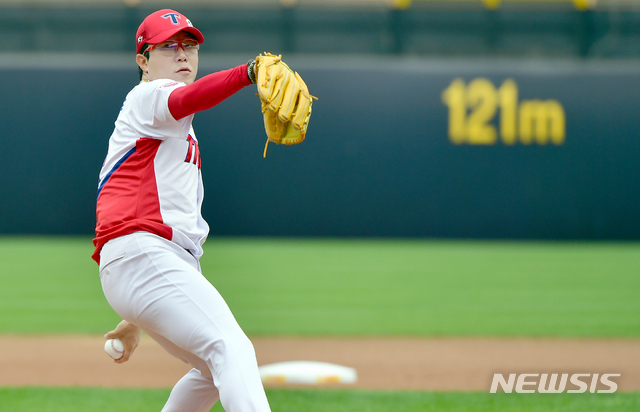 【광주=뉴시스】류형근 기자 = 6일 오후 광주 북구 광주-기아챔피언스필드에서 열린 2019프로야구 KIA 타이거즈 대 두산 베어스의 경기, 1회초 무사에서 KIA 선발투수 양현종이 역투하고 있다. 2019.06.06 hgryu77@newsis.com
