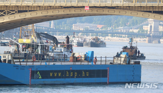 【부다페스트(헝가리)=뉴시스】추상철 기자 = 6일 오전(현지시각) 헝가리 부다페스트 다뉴브강 사고현장에는 선체 인양에 동원될 선박이 정박해 있다. 2019.06.06. scchoo@newsis.com