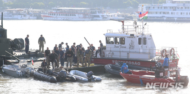 【부다페스트(헝가리)=뉴시스】추상철 기자 = 6일 오전(현지시각) 헝가리 부다페스트 다뉴브강 사고현장 인근에 마련된 현장 CP 앞 선착장에서 헝가리구조대가 수색준비작업을 하고 있다. 2019.06.06.&nbsp;&nbsp;&nbsp; scchoo@newsis.com 