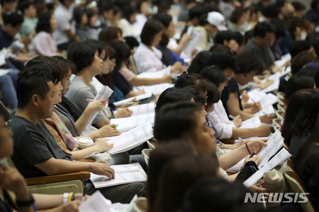 【서울=뉴시스】김선웅 기자 = 6일 오후 서울 강남구 진선여고에서 종로학원이 주최한 2020학년도 대입 변화예측 및 전략설명회에서 참가 학부모들이 입시 설명을 경청하고 있다. 2019.06.06. mangusta@newsis.com