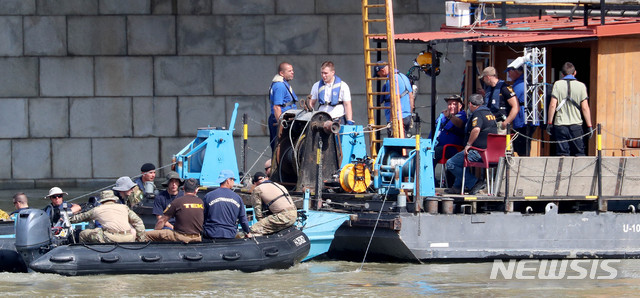 【부다페스트(헝가리)=뉴시스】추상철 기자 =6일 오전(현지시각) 헝가리 부다페스트 다뉴브강 사고현장에서 헝가리 구조대가 수색작업을 하고 있다. 2019.06.06. scchoo@newsis.com