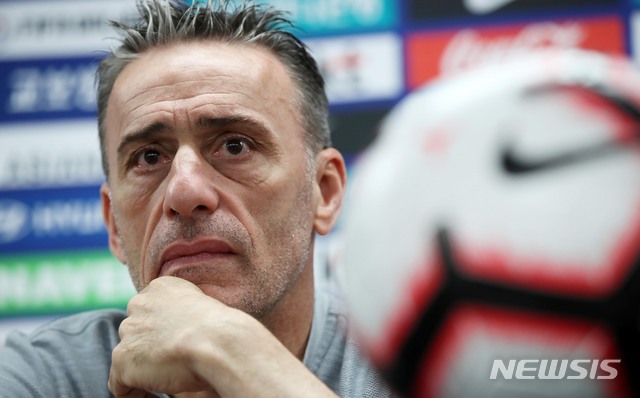 【부산=뉴시스】 고범준 기자 = 파울루 벤투 한국 축구대표팀 감독이 호주와의 평가전을 하루 앞둔 6일 오후 부산 아시아드주경기장에서 열린 공식 기자회견에서 취재진을 바라보고 있다. 2019.06.06.&nbsp; bjko@newsis.com