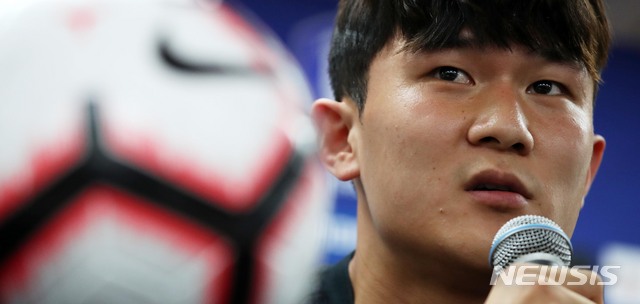 【부산=뉴시스】 고범준 기자 = 축구대표팀 김민재가 호주와의 평가전을 하루 앞둔 6일 오후 부산 아시아드주경기장에서 열린 공식 기자회견에서 취재진 질문에 답변하고 있다. 2019.06.06. bjko@newsis.com