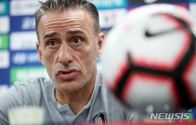 【부산=뉴시스】 고범준 기자 = 파울루 벤투 한국 축구대표팀 감독이 호주와의 평가전을 하루 앞둔 6일 오후 부산 아시아드주경기장에서 열린 공식 기자회견에서 취재진 질문에 답변하고 있다. 2019.06.06.&nbsp; bjko@newsis.com