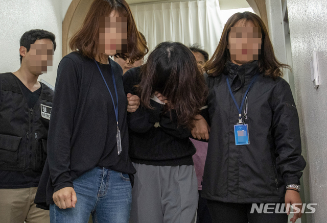 【제주=뉴시스】우장호 기자 = 신상공개가 결정된 '전 남편 살해' 피의자 고유정(36·여)이 6일 오후 제주 동부경찰서에서 조사를 받은 뒤 머리카락으로 얼굴을 가린채 유치장으로 향하고 있다. 경찰에 따르면 고씨는 지난달 25일 제주시 조천읍의 한 펜션에서 전 남편인 강모(36)씨를 살해하고 시신을 유기한 혐의를 받고 있다. 2019.06.06. woo1223@newsis.com