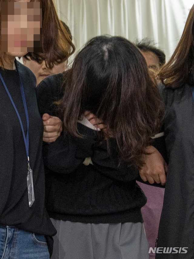 【제주=뉴시스】우장호 기자 = 신상공개가 결정된 '전 남편 살해' 피의자 고유정(36·여)이 6일 오후 제주 동부경찰서에서 조사를 받은 뒤 머리카락으로 얼굴을 가린채 유치장으로 향하고 있다. 경찰에 따르면 고씨는 지난달 25일 제주시 조천읍의 한 펜션에서 전 남편인 강모(36)씨를 살해하고 시신을 유기한 혐의를 받고 있다. 2019.06.06. woo1223@newsis.com