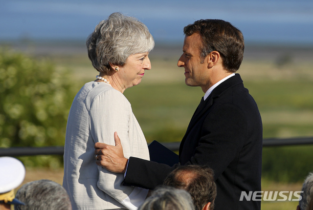 마크롱 대통령이 내일 7일자로 실질적 영국 총리직에서 퇴임하는 테리사 메이 총리에게 진정어린 마지막 인사를 하고 있다. 메이는 2016년 7월 총리가 됐고 마크롱은 2017년 5월 대통령이 되었다&nbsp; AP