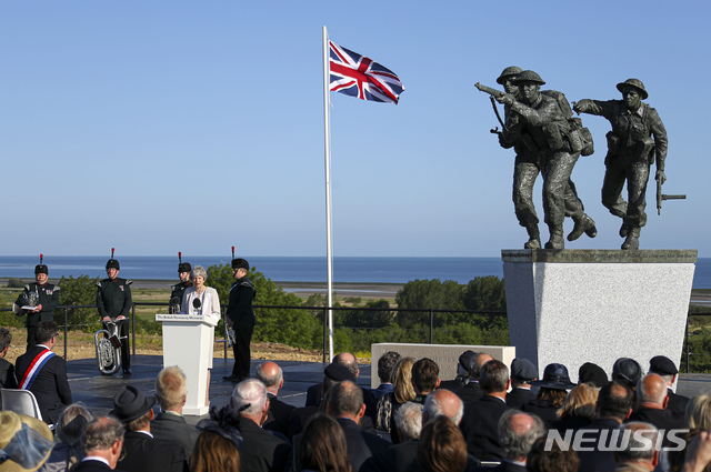 6일 테리사 메이 영국 총리가 노르망디 영국군 상륙해변 골드가 바라다보이는 베르쉬르메르 영국군 전몰묘지에서 연설하고 있다 AP
