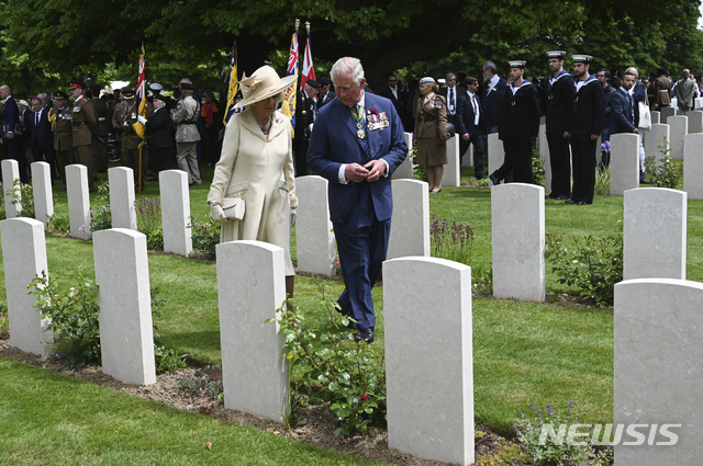 영국의 찰스 왕세자와 파트너 콘월 공작부인 카밀라가 2만2000명의 영국군이 잠들어 있는 노르망디 묘지를 둘러보고 있다&nbsp; AP