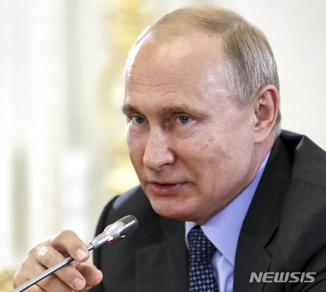 【상트페테르부르크=AP/뉴시스】6일(현지시간) 러시아 상트페테르부르크에서 열린 국제경제포럼에 참석한 블라디미르 푸틴 러시아 대통령이 국제 언론사 취재단장과의 기자회견을 열고 발언하고 있다. 2019.06.07.