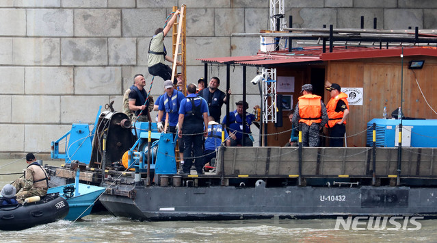 【부다페스트(헝가리)=뉴시스】추상철 기자 =6일 오후(현지시각) 헝가리 부다페스트 다뉴브강 사고현장에서 헝가리측 관계자가 인양준비 및 수색작업을 하고 있다. 2019.06.06.&nbsp; scchoo@newsis.com