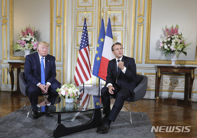 트럼프 미 대통령과 마크롱 프랑스 대통령이 노르망디 기념식을 마치고 캉시에서 점심 회동을 했다. 나이가 41세로 트럼프의 큰아들 뻘인 마크롱은 한때 트럼프와 친했으나 소원해졌다&nbsp; AP