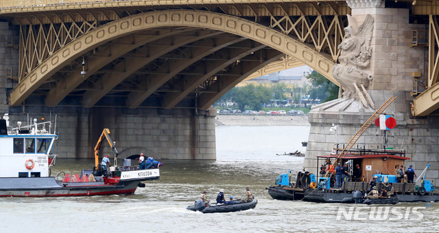 【부다페스트(헝가리)=뉴시스】추상철 기자 =6일 오후(현지시각) 헝가리 부다페스트 다뉴브강 사고현장에서 인양준비 및 수색작업을 하고 있다. 2019.06.06.&nbsp; scchoo@newsis.com