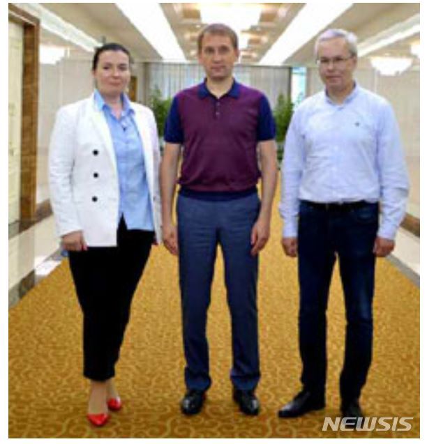 【서울=뉴시스】북한 노동당 기관지 노동신문은 7일 알렉산드르 코즐로프 러시아 극동·북극발전상(개발장관)과 일행이 6일 평양에 도착했다고 밝혔다. (사진=노동신문 캡쳐) 