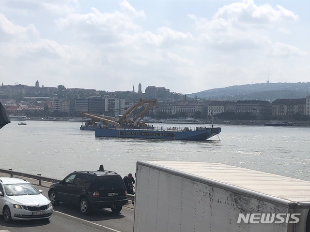【부다페스트(헝가리)=뉴시스】조인우 기자 = 유람선 인양작업에 동원될 대형 크레인 '아담 클라크'가 7일 오후(현지시각) 헝가리 부다페스트 다뉴브강 사고 지점으로 향하고 있다. 2019.06.07. join@newsis.com 