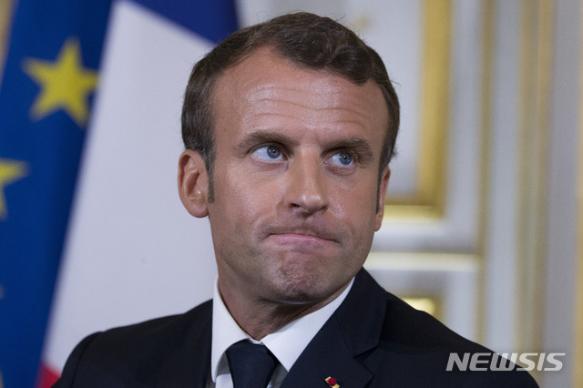 【캉=AP/뉴시스】지난 6월6일 프랑스 서북부 캉을 방문한 에마뉘엘 마크롱 프랑스 대통령. 마크롱 대통령은 6일(현지시간) 오는 15일까지 이란과 서방 파트너 국가들 사이에 대화를 재개하기 위한 방안을 찾기 위해 노력하고 있다고 말했다. 2019.7.7