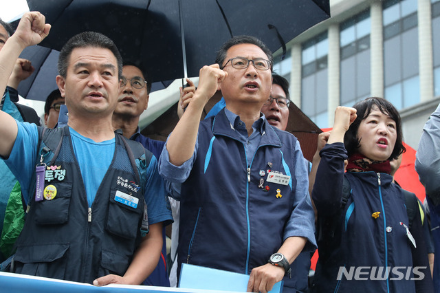 【서울=뉴시스】김진아 기자 = 김명환 민주노총 위원장을 비롯한 민주노총 관계자들이 지난 3∼4월 경찰과 충돌을 빚은 국회 앞 집회를 주도한 혐의로 경찰조사를 받기 위해 7일 오전 서울 영등포경찰서에 출석하기에 앞서 기자회견을 갖고 구호를 외치고 있다. 2019.06.07.&nbsp; bluesoda@newsis.com