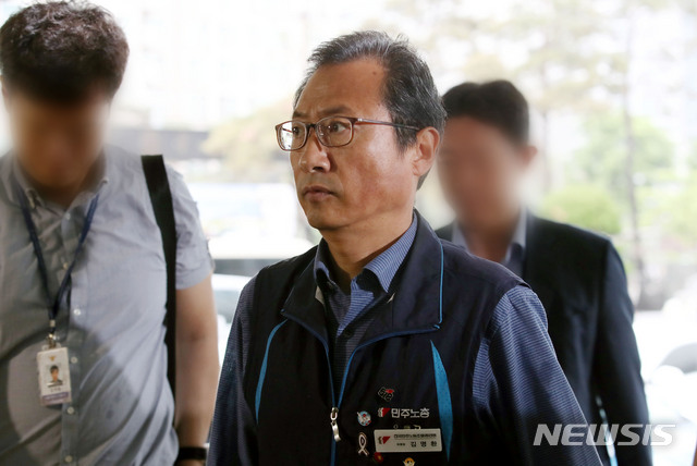 【서울=뉴시스】김진아 기자 = 김명환 민주노총 위원장이 지난 3∼4월 경찰과 충돌을 빚은 국회 앞 집회를 주도한 혐의로 경찰조사를 받기 위해 7일 오전 서울 영등포경찰서에 출석하고 있다. 2019.06.07.&nbsp; bluesoda@newsis.com
