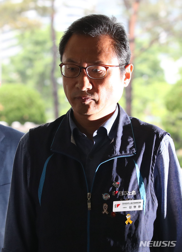 【서울=뉴시스】김진아 기자 = 김명환 민주노총 위원장이 지난 3∼4월 경찰과 충돌을 빚은 국회 앞 집회를 주도한 혐의로 경찰조사를 받기 위해 7일 오전 서울 영등포경찰서에 출석하고 있다. 2019.06.07. bluesoda@newsis.com