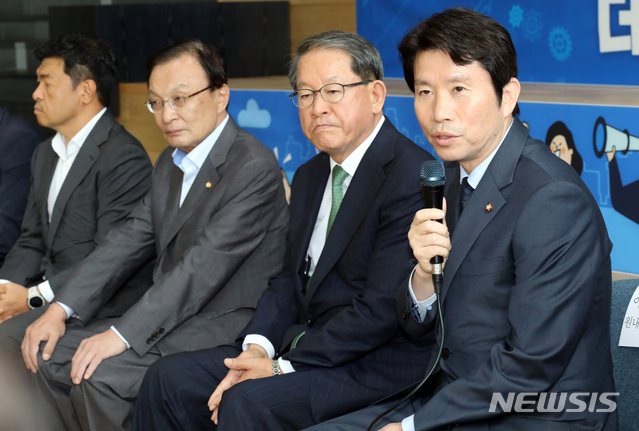 【서울=뉴시스】 박영태 기자 = 7일 오전 서울 강서구 마곡지구 넥센중앙연구소에서 열린 더불어민주당 중견기업 현장 최고위원회의에서 이인영 원내대표가 발언하고 있다. 2019.06.07. since1999@newsis.com
