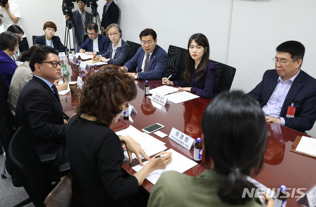 【서울=뉴시스】고승민 기자 = 7일 서울 여의도 국회 의원회관에서 더불어민주당 박찬대 의원과 교육부, 교원단체, 학부모, 임용준비생 등 관계자들이 유아교육법 개정안 관련 간담회를 하고 있다. 2019.06.07. kkssmm99@newsis.com